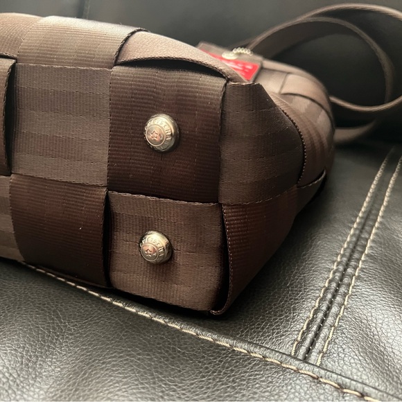 Harvey’s Original Seatbelt Shoulder Tote - Picture 7 of 7